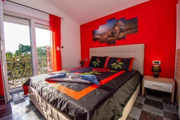 Image No.19-5 Bed Property for sale