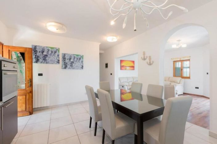 Image No.18-4 Bed Property for sale