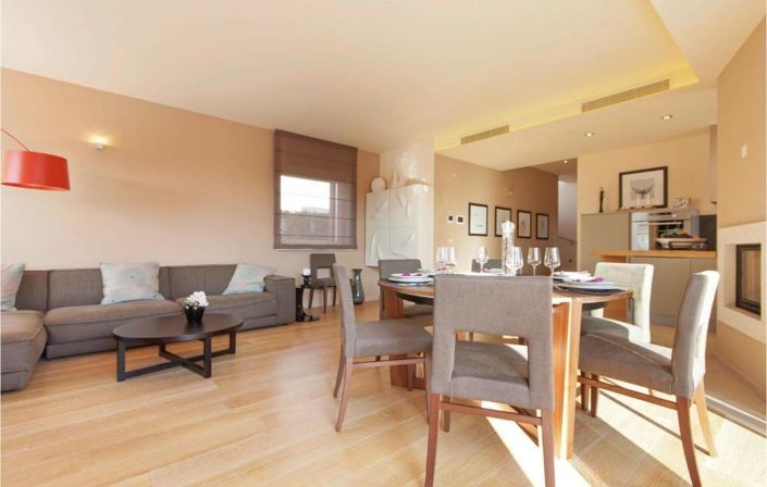 Image No.10-3 Bed Property for sale