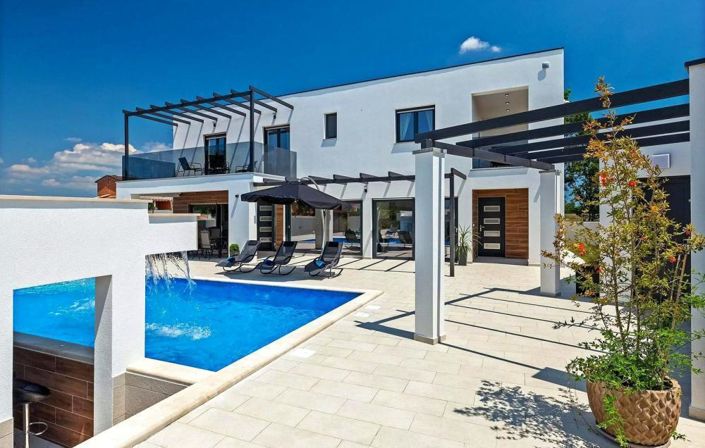 Image No.1-6 Bed Property for sale