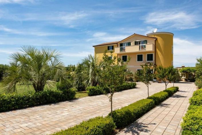 Image No.1-Propriété de 11 chambres à vendre à Croatie