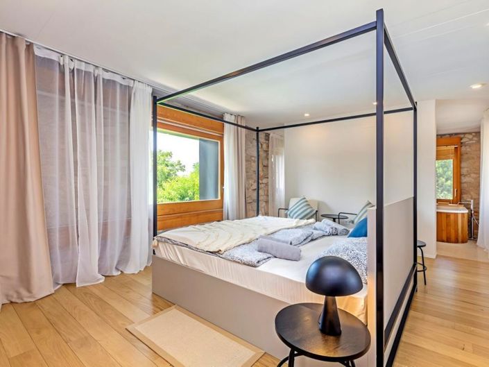 Image No.14-5 Bed Property for sale