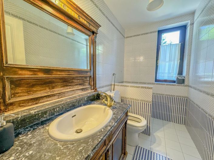 Image No.19-5 Bed Property for sale