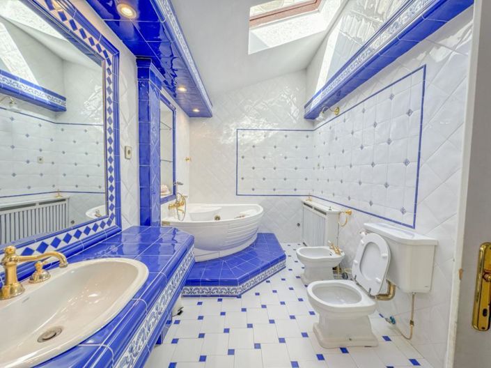 Image No.21-5 Bed Property for sale