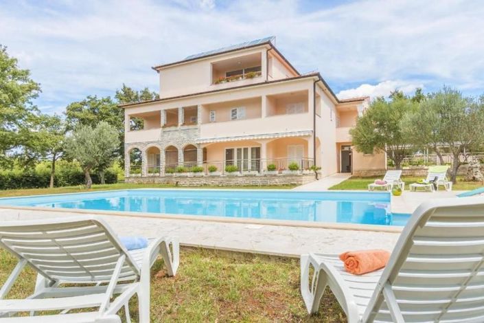 Image No.13-17 Bed Property for sale