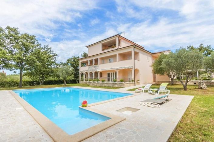 Image No.3-17 Bed Property for sale