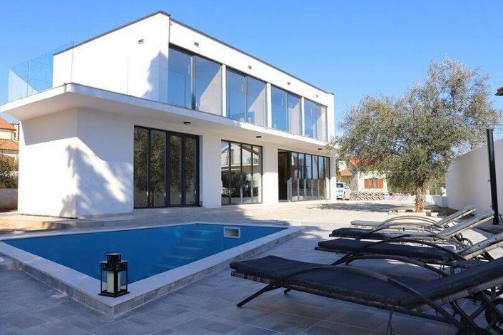 Image No.1-4 Bed Property for sale