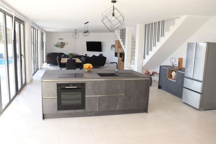 Image No.6-4 Bed Property for sale