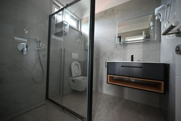 Image No.21-5 Bed Property for sale