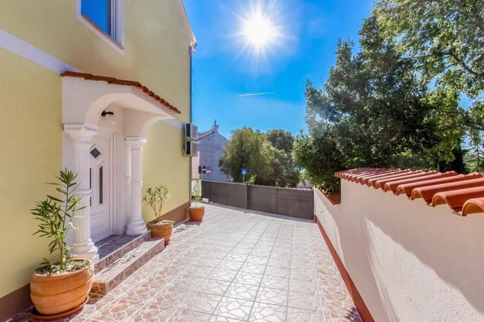 Image No.3-5 Bed Property for sale