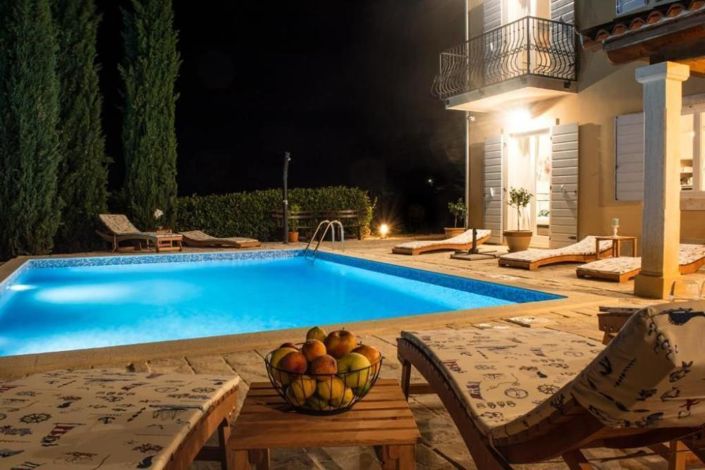 Image No.10-3 Bed Property for sale