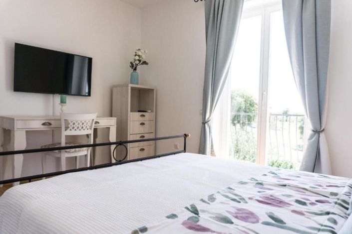 Image No.18-3 Bed Property for sale