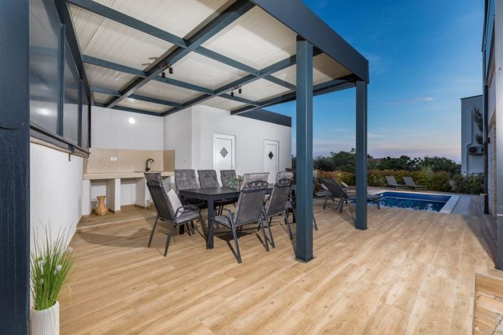 Image No.11-5 Bed Property for sale