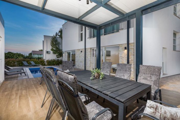 Image No.12-5 Bed Property for sale