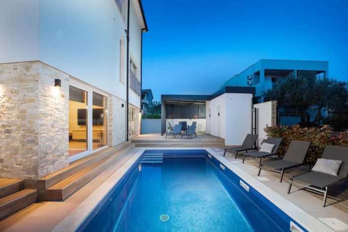 Image No.16-5 Bed Property for sale