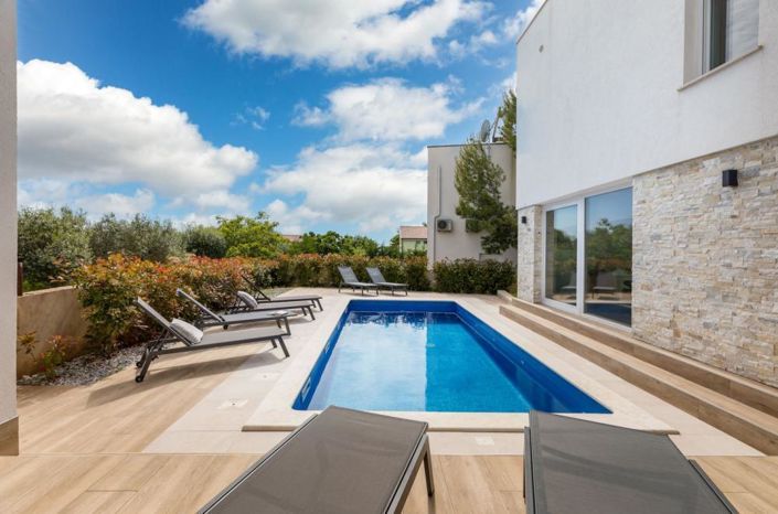 Image No.2-5 Bed Property for sale