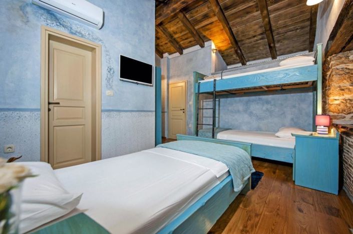 Image No.19-4 Bed Property for sale