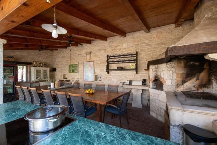 Image No.10-7 Bed Property for sale