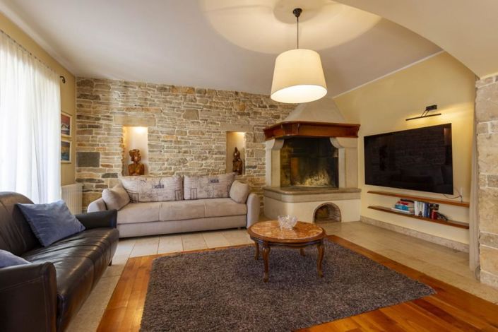 Image No.13-7 Bed Property for sale