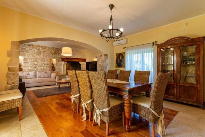 Image No.19-7 Bed Property for sale