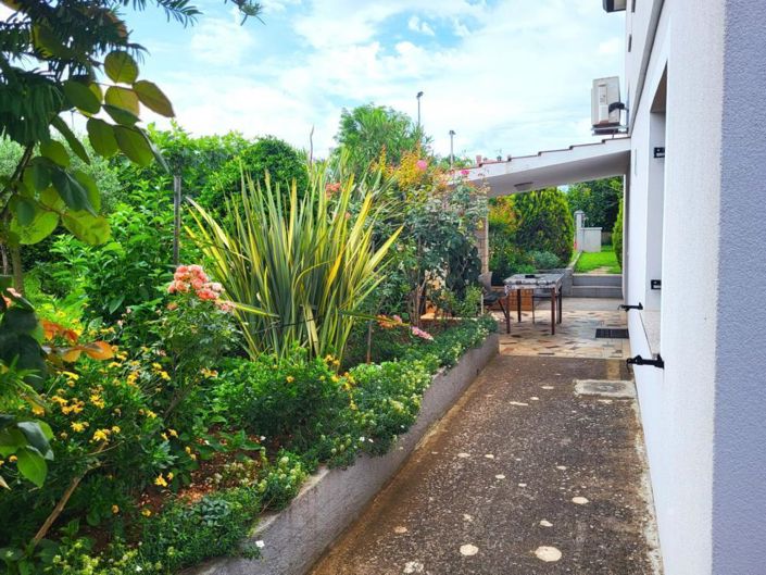 Image No.12-5 Bed Property for sale