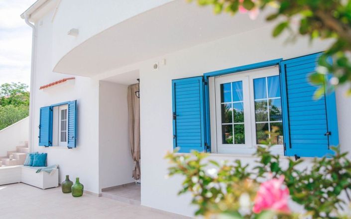 Image No.2-5 Bed Property for sale