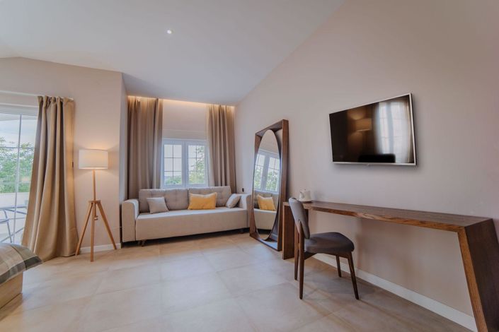 Image No.24-5 Bed Property for sale