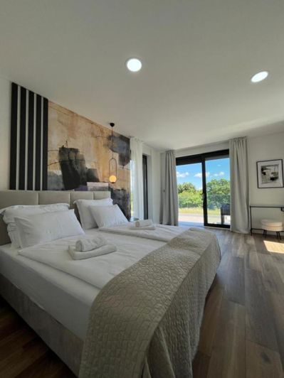 Image No.18-3 Bed Property for sale