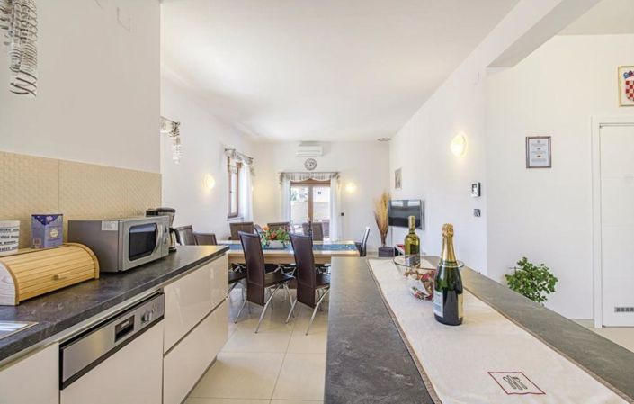 Image No.12-4 Bed Property for sale