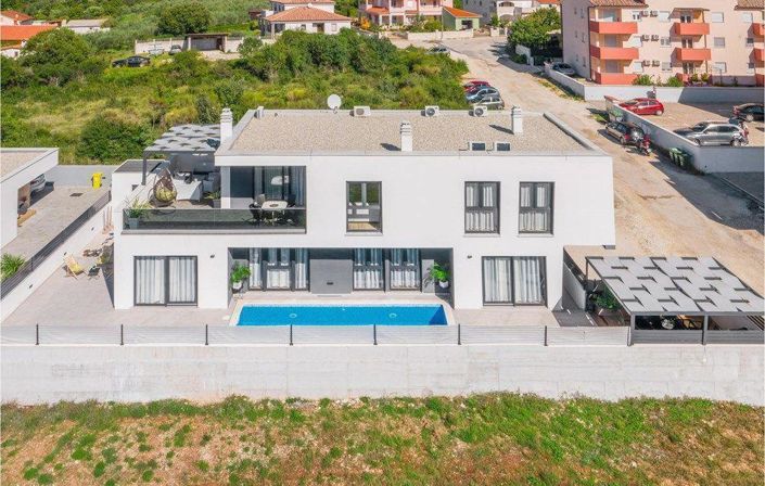 Image No.1-7 Bed Property for sale