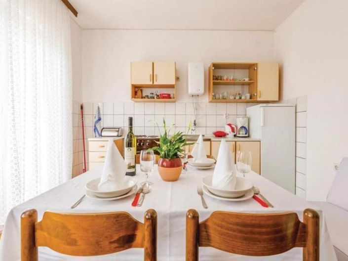 Image No.10-7 Bed Property for sale