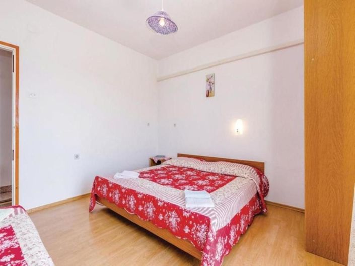 Image No.18-7 Bed Property for sale