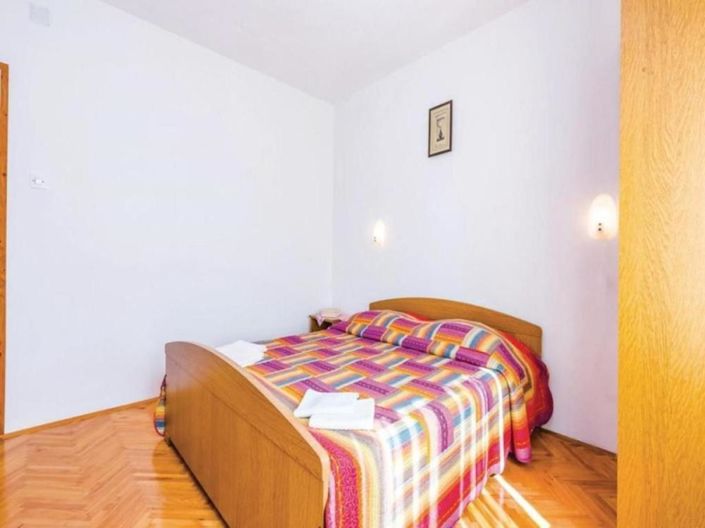 Image No.18-7 Bed Property for sale