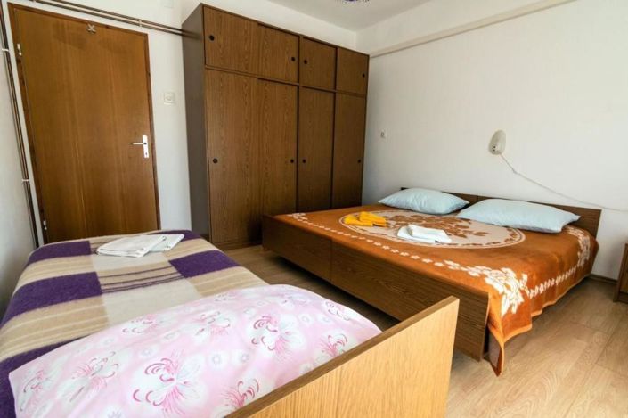 Image No.20-7 Bed Property for sale