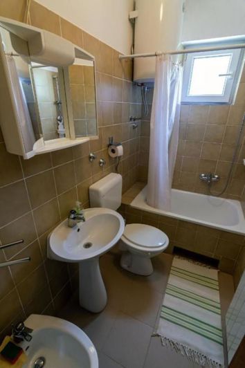 Image No.25-7 Bed Property for sale