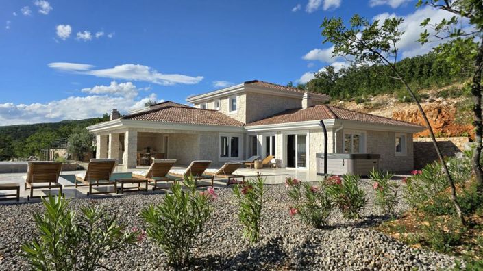 Image No.1-4 Bed Property for sale
