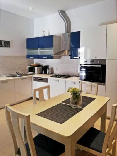 Image No.10-2 Bed Property for sale