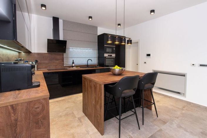 Image No.25-4 Bed Property for sale