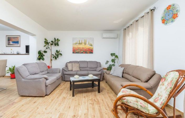 Image No.12-4 Bed Property for sale