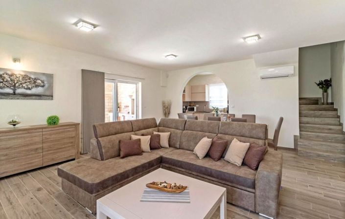 Image No.17-4 Bed Property for sale