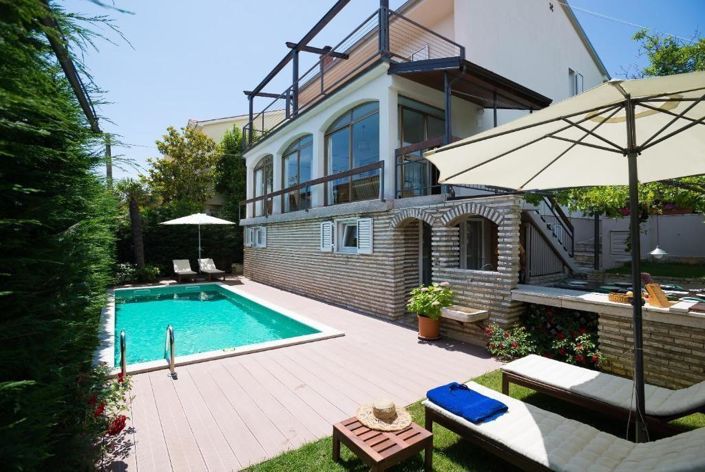 Image No.1-4 Bed Property for sale