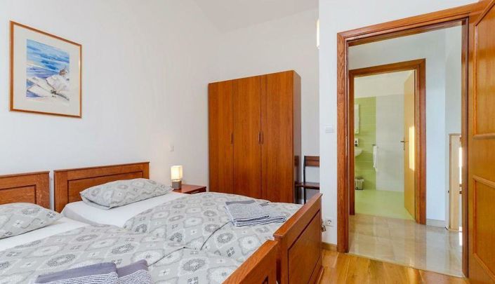 Image No.17-4 Bed Property for sale