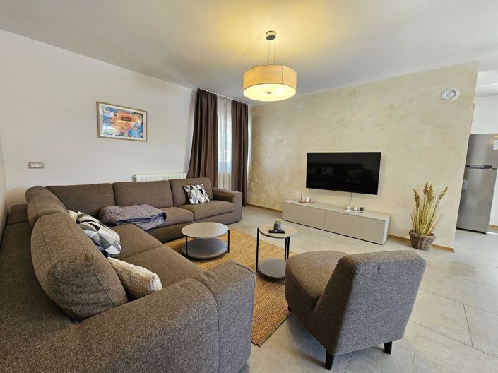 Image No.10-4 Bed Property for sale