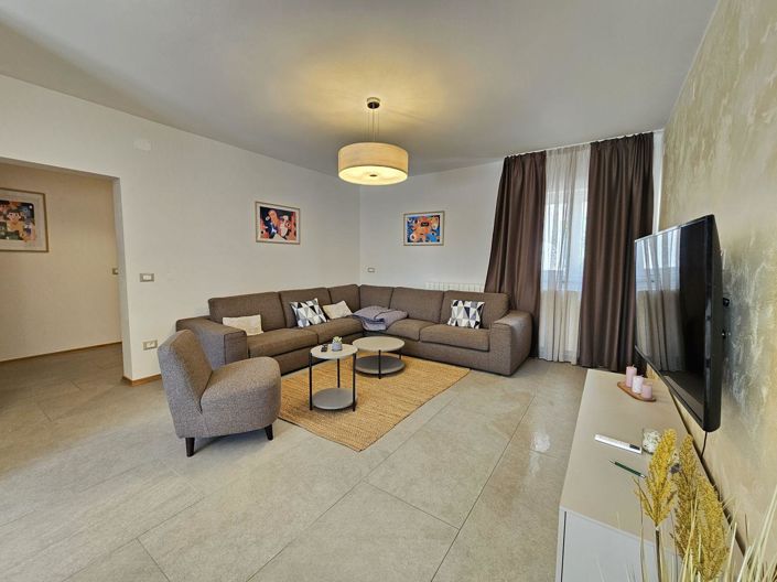 Image No.12-4 Bed Property for sale