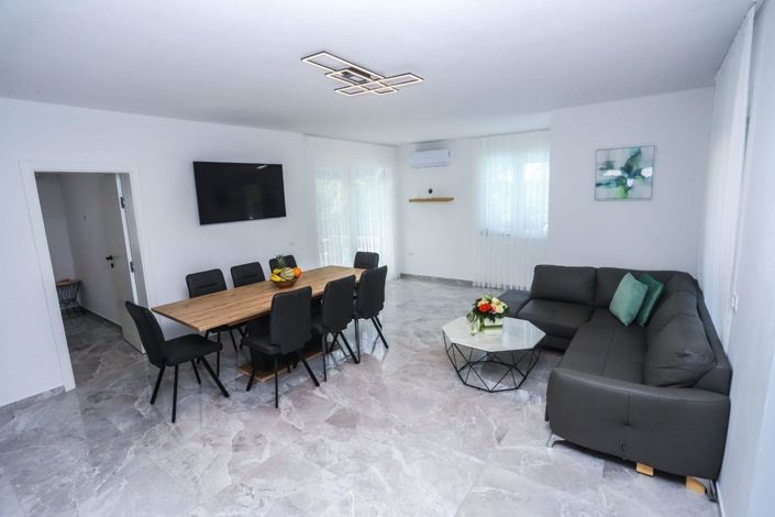 Image No.8-4 Bed Property for sale