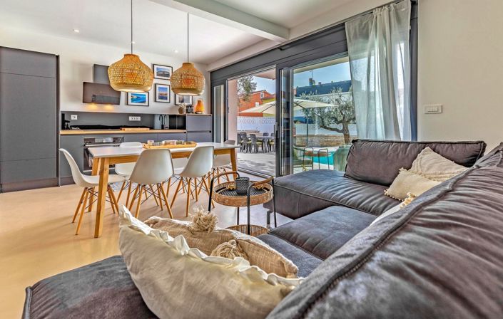 Image No.10-4 Bed Property for sale