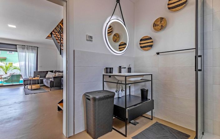 Image No.17-4 Bed Property for sale