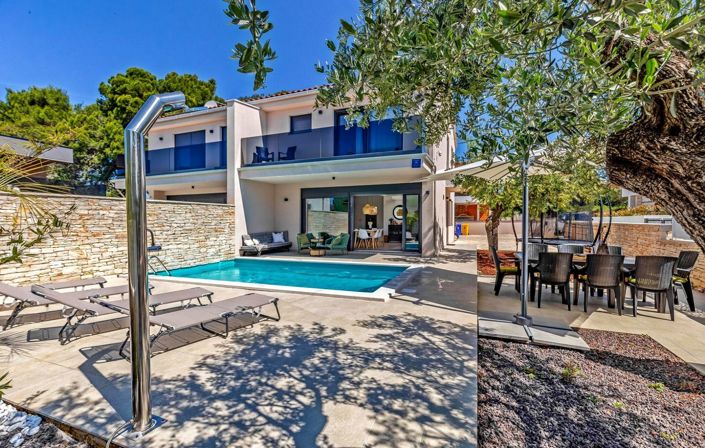 Image No.4-4 Bed Property for sale