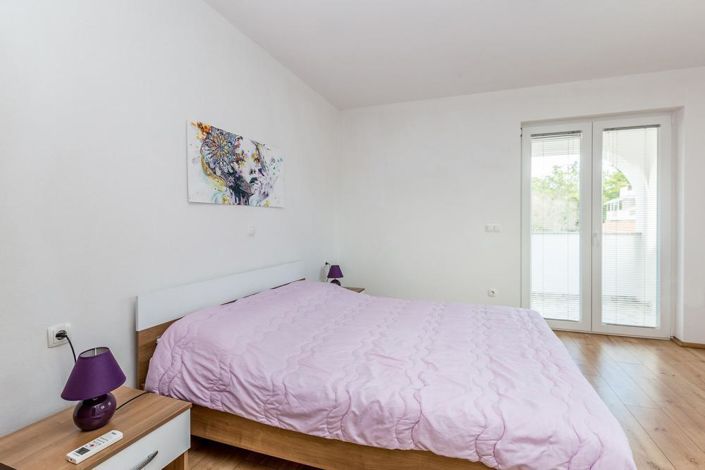 Image No.12-6 Bed Property for sale