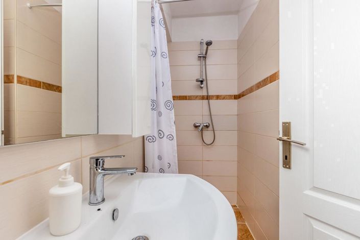 Image No.14-6 Bed Property for sale